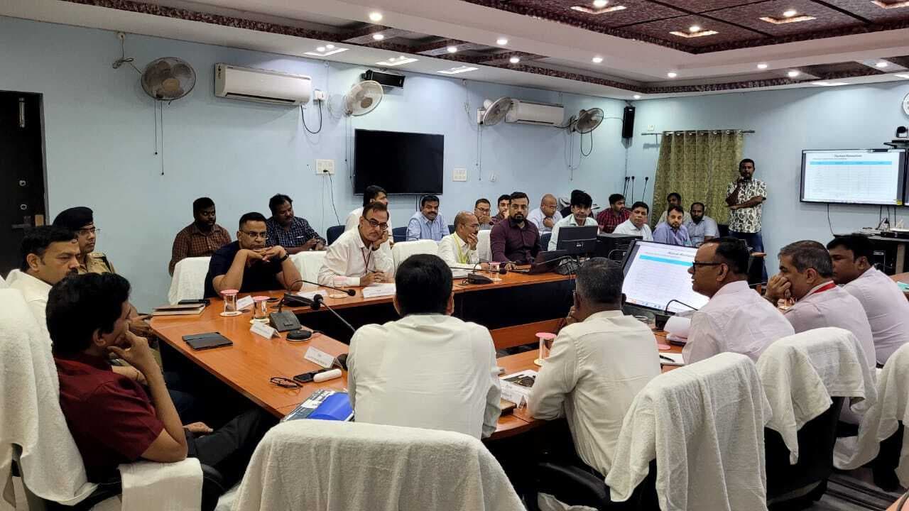 विधानसभा चुनाव को लेकर डीएम ने प्रेक्षकों व नोडल अधिकारी के साथ की समीक्षा