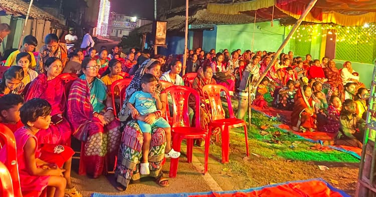 Seraikela Kharsawan News : नाटक के जरिये परंपरा से जुड़ने का संदेश दिया