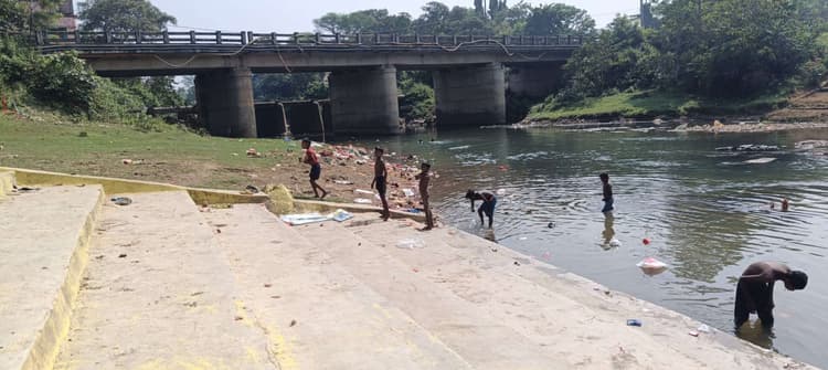 Chaibasa News : अधिकतर छठ घाटों के पहुंचपथ जर्जर