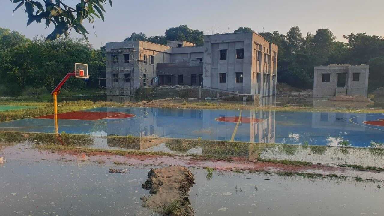 Darbhanga News: अचानक उफनाई कमला नदी, निर्माणाधीन पंचायत सरकार भवन में घुसा पानी