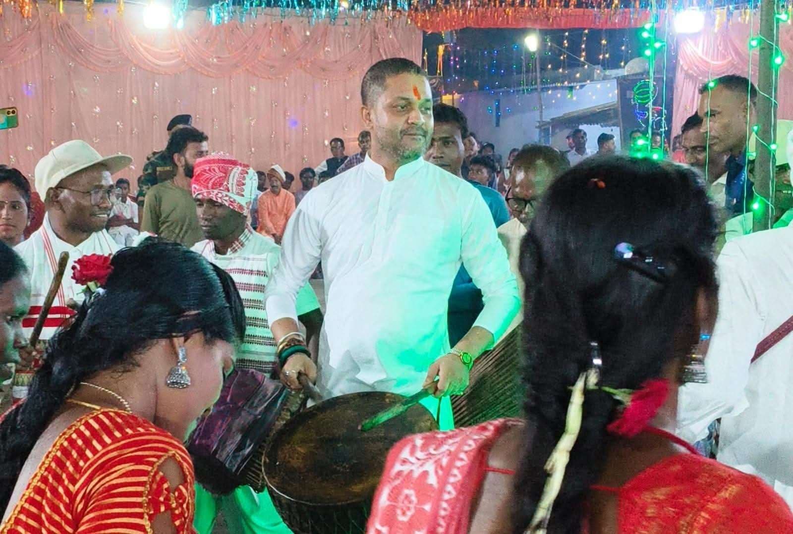 Bokaro News : काली पूजा में मांदर की थाप पर थिरके विधायक