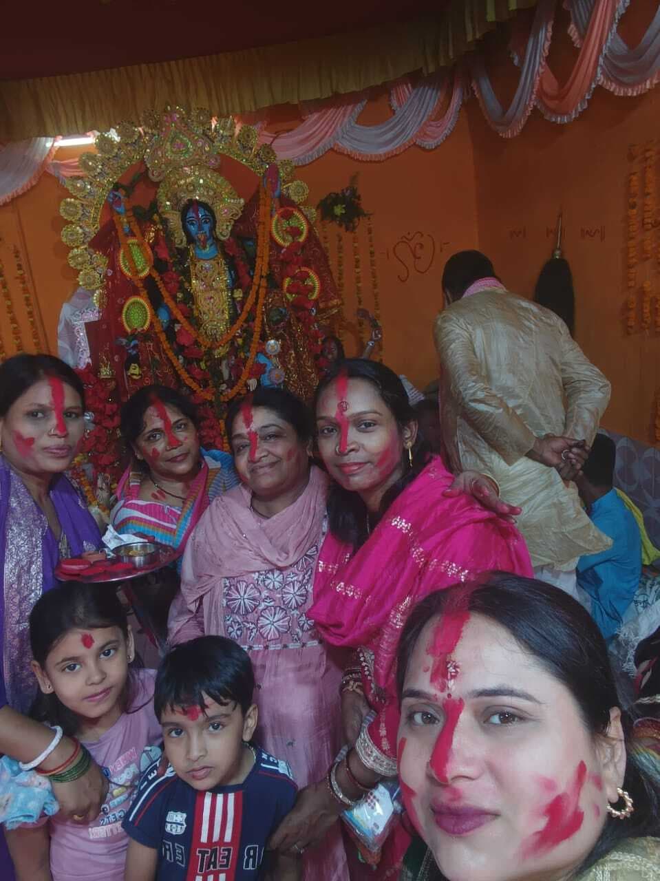 Chaibasa News : गुवा : महिलाओं ने किया सिंदूरदान नम आखों से दी मां काली को विदाई