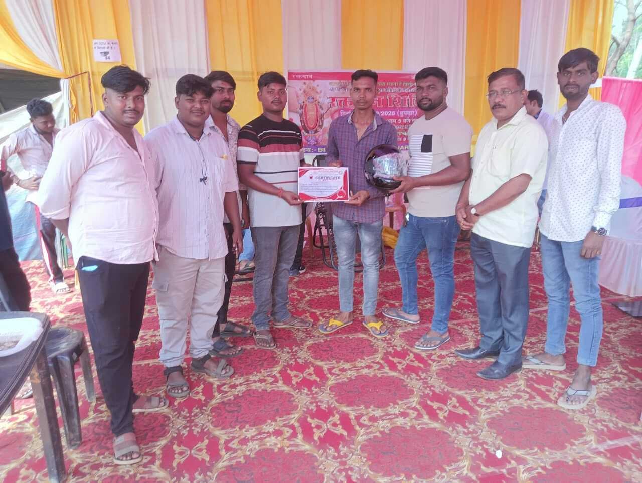 East Singhbhum News : रक्तदाताओं को मिला हेलमेट और प्रमाण पत्र