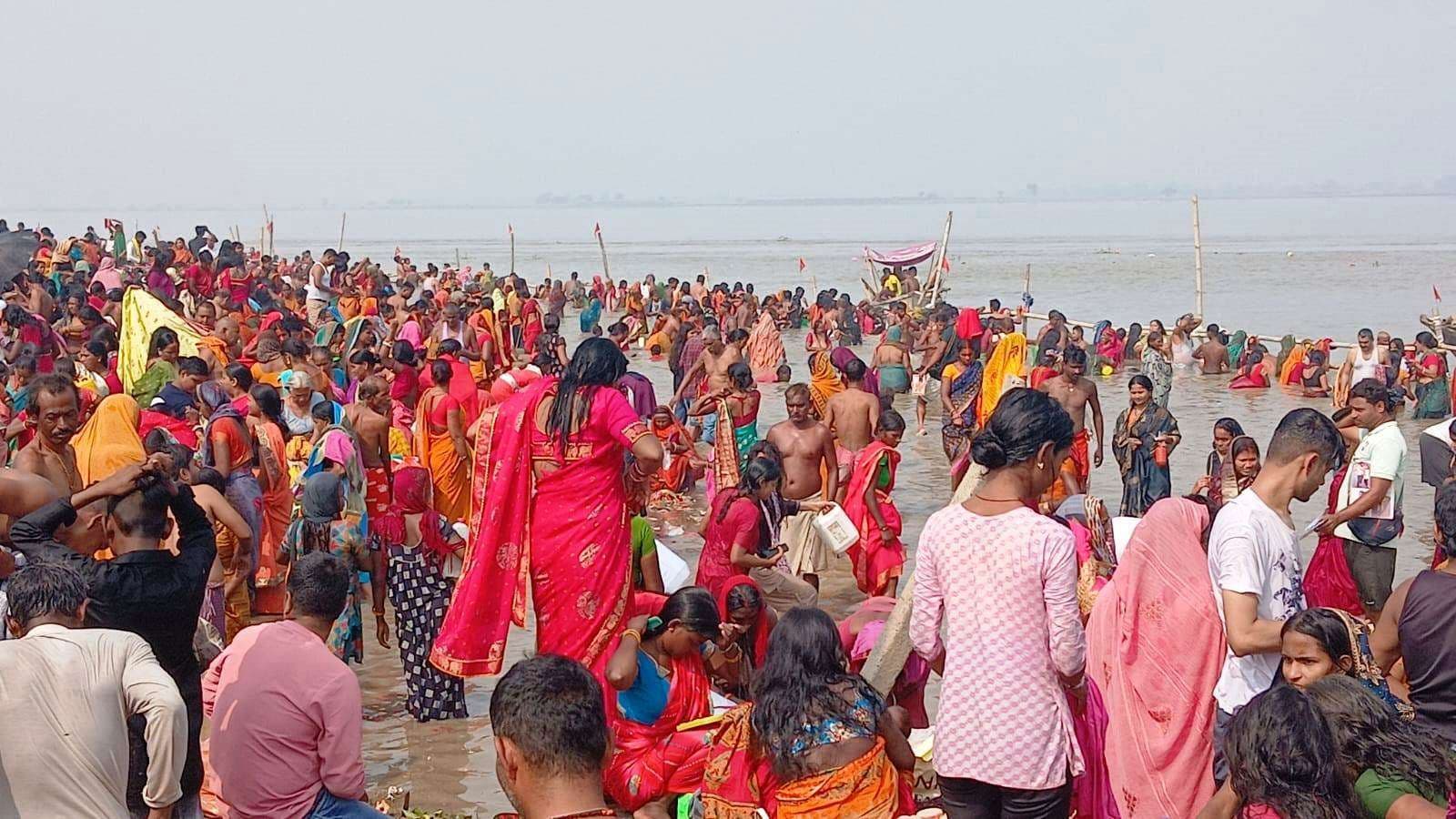 Bhagalpur news महापर्व छठ पर गंगा स्नान को श्रद्धालुओं की उमड़ी भीड़