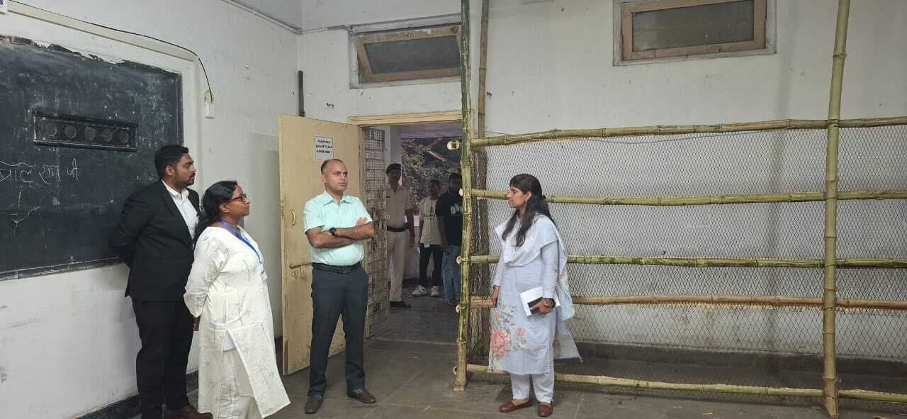 Jamshedpur News : घाटशिला उपचुनाव : प्रेक्षकों ने मतगणना केंद्र एवं स्ट्रांग रूम का किया निरीक्षण, दिये निर्देश