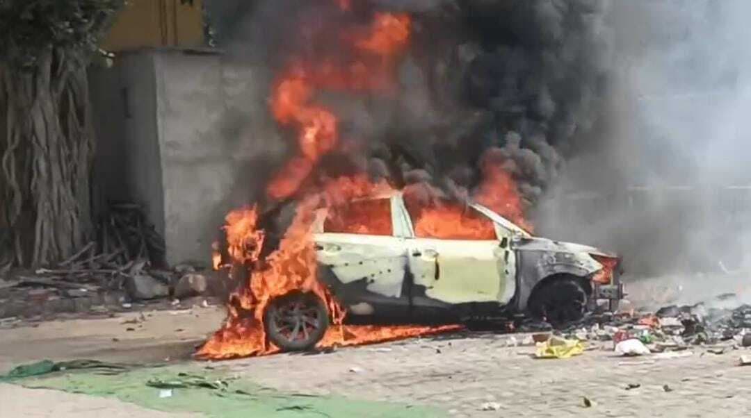 Jamshedpur News : सोनारी : खड़ी कार में लगी आग, सिलेंडर फटने से अफरा-तफरी