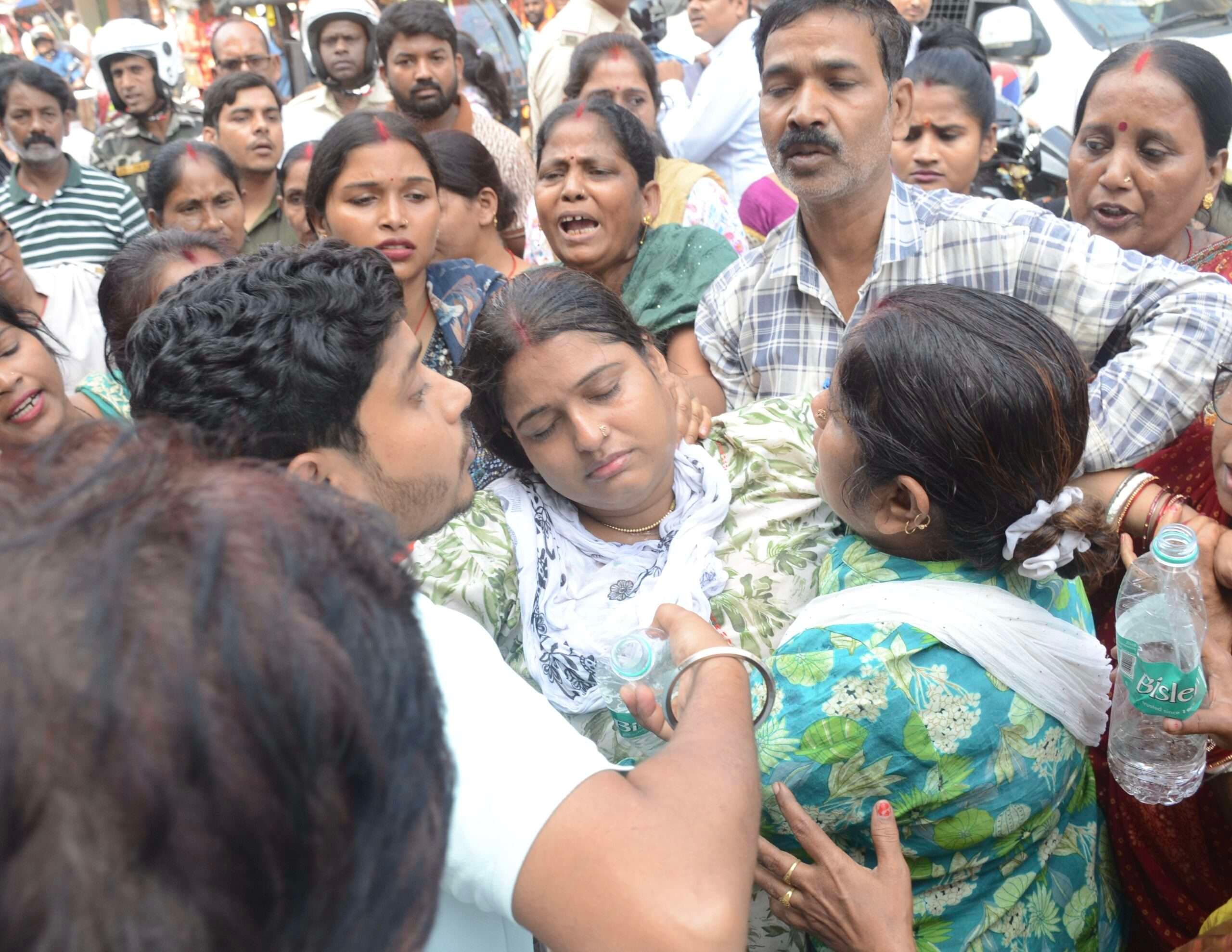 Dhanbad News: सिविल कोर्ट के आदेश पर हीरापुर की पांच दुकानें सील, हंगामा