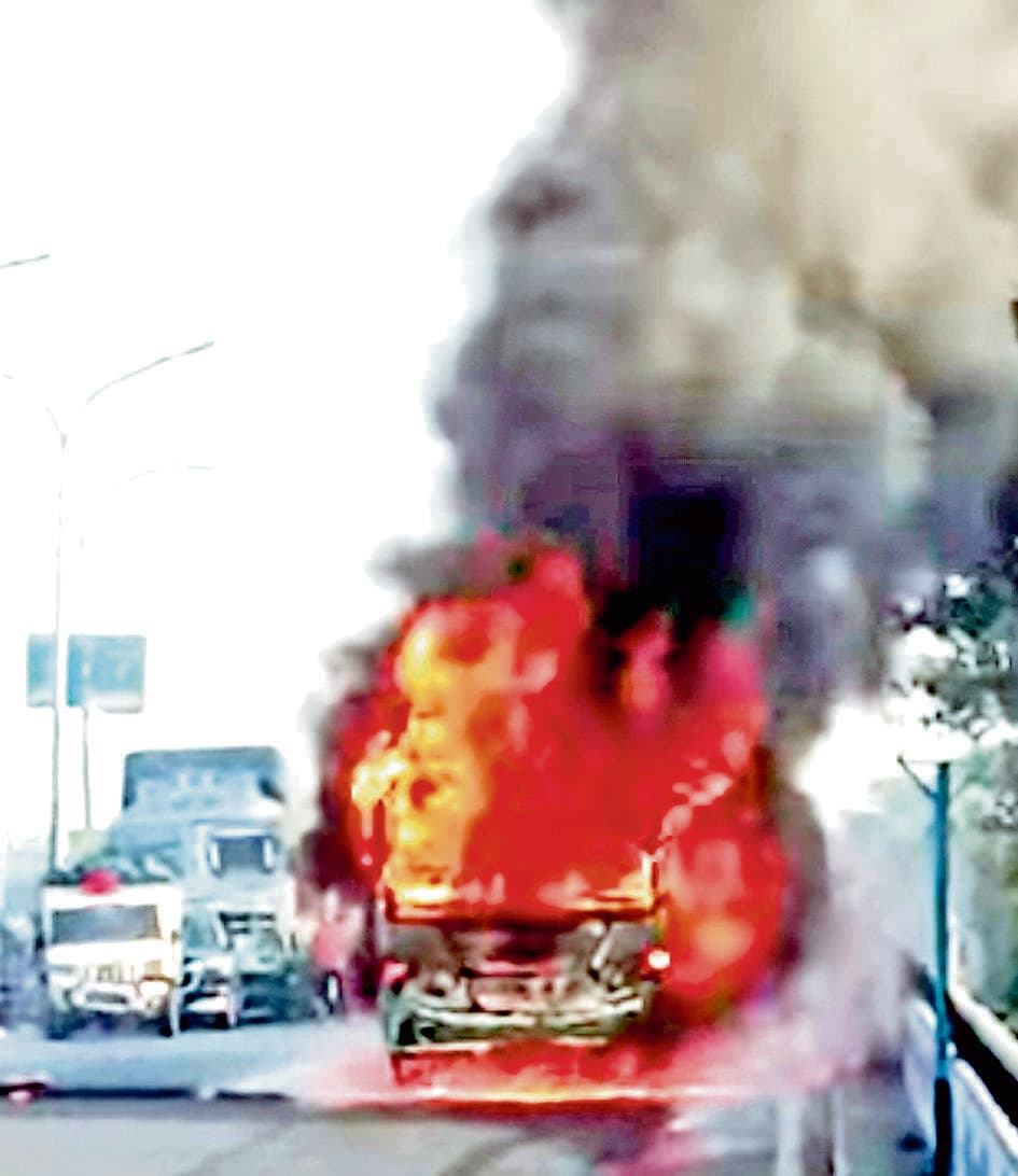 विद्यासागर सेतु पर बस में लगी आग, जान बचाने को कूदे यात्री