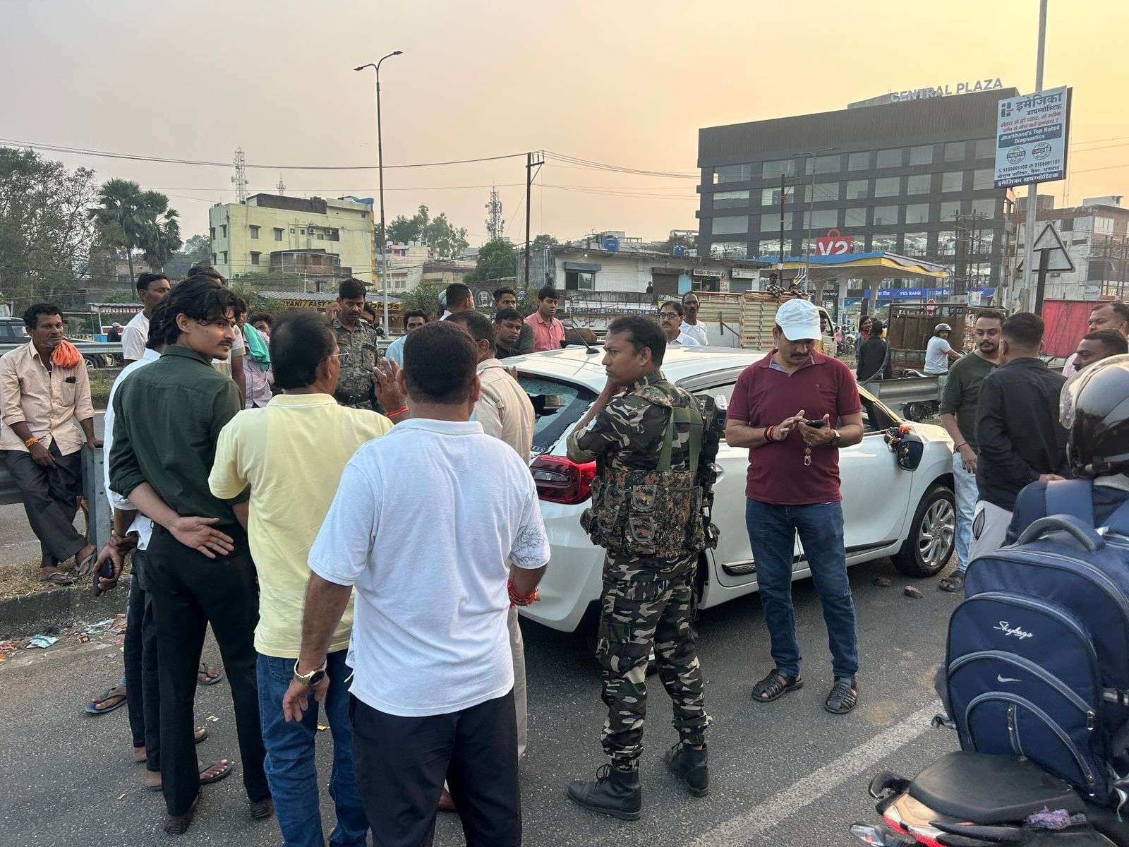 Dhanbad News: युवक से मारपीट कर सोने की चेन व रुपये छीने, कार का शीशा तोड़ा