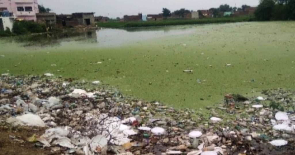 आमांव के तालाब में कचरे का अंबार, छठव्रती परेशान