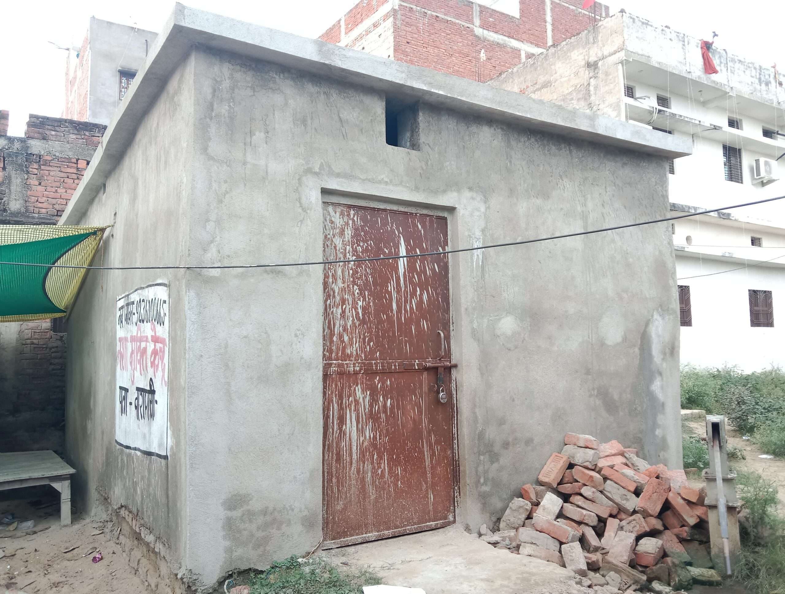 डेढ़ साल से चल रहा वॉशरूम का मरम्मत कार्य, अधिवक्ता परेशान