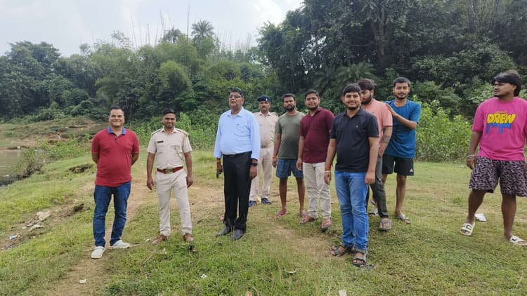 अघिकारियों ने छठ घाटों का किया निरीक्षण