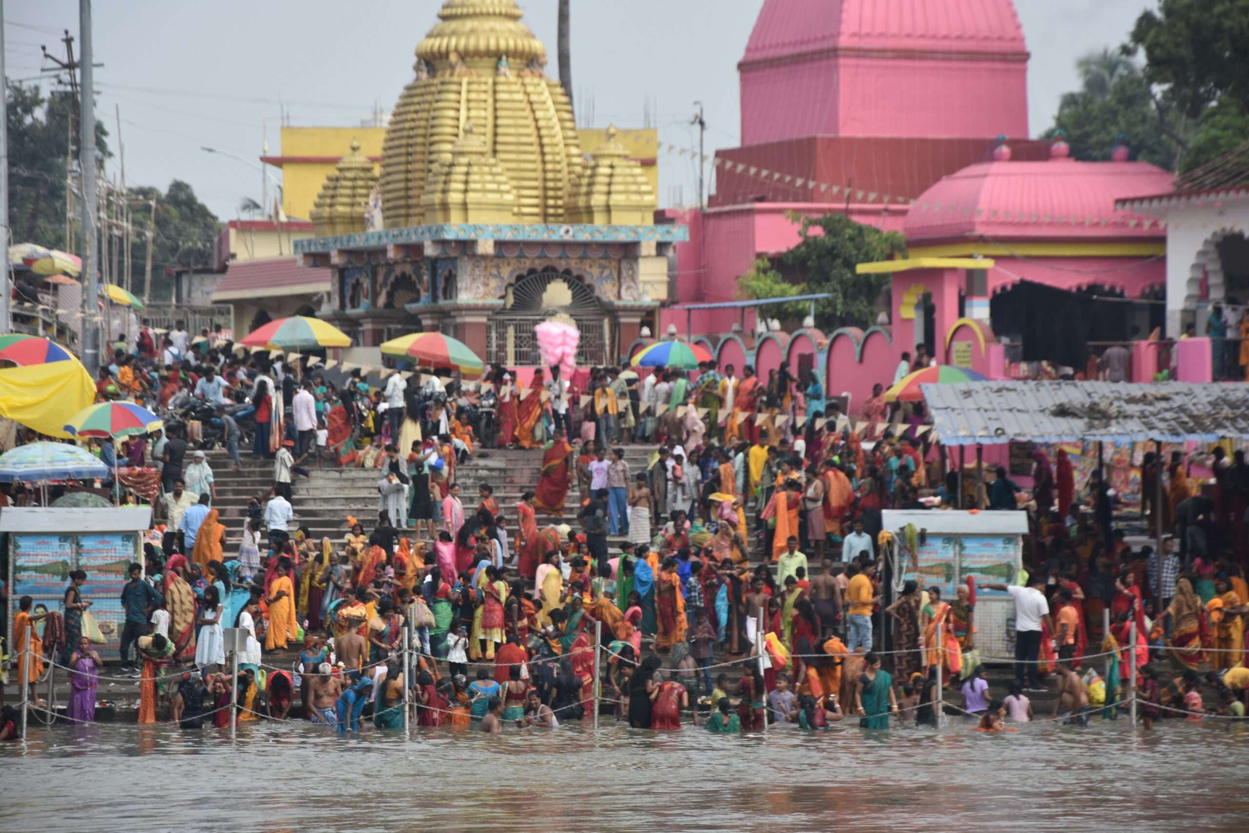 छठ से पूर्व पूर्णिया सिटी के सौरा काली घाट पर नदी स्नान के लिए उमड़ी श्रद्धालुओं की भीड़