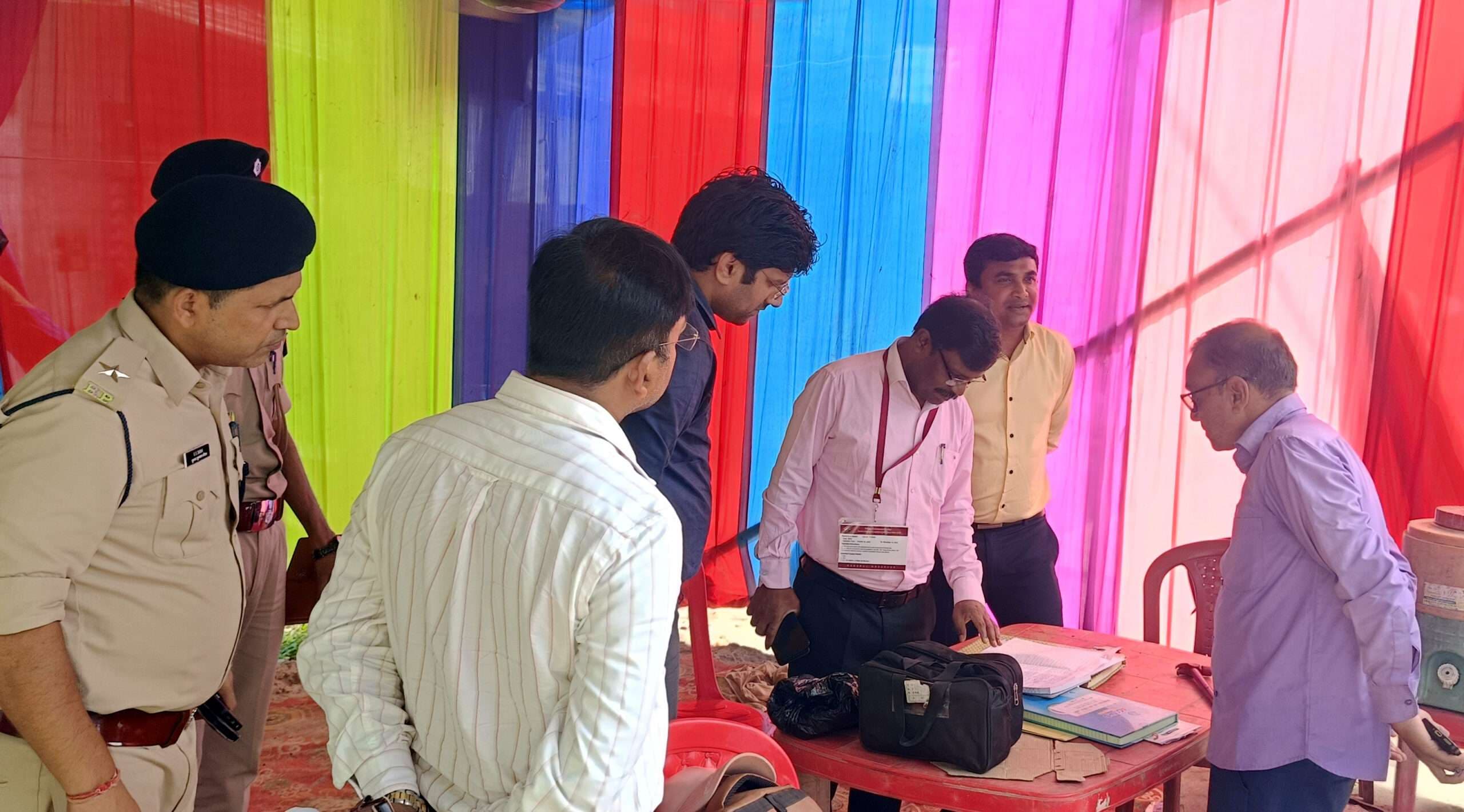 सामान्य प्रेक्षक ने बैसा प्रखंड के मतदान केन्द्रों का लिया जायजा