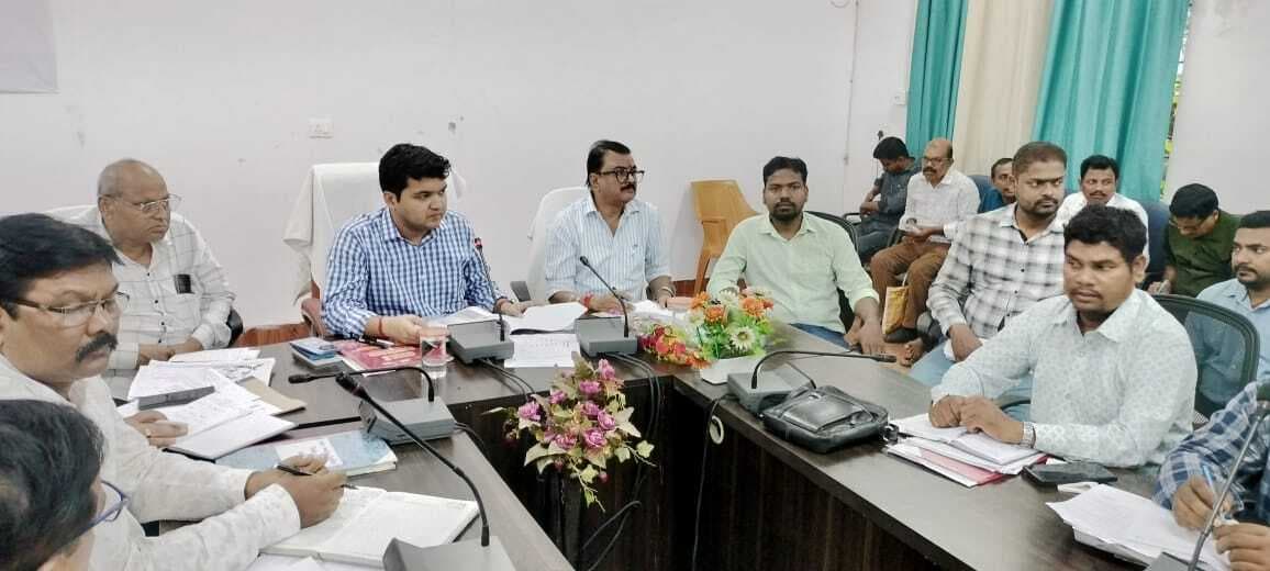 योजनाओं की धीमी गति पर डीसी नाराज, दी चेतावनी