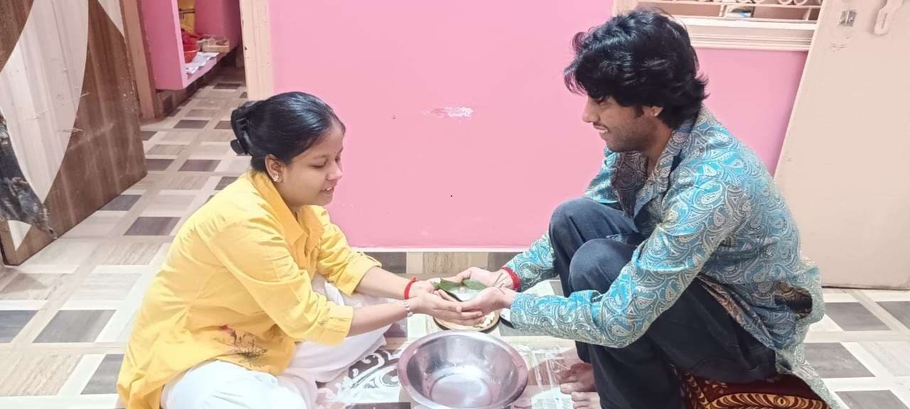 Sitamarhi : बहनों ने हर्षोल्लास के साथ मनाया भैया दूज