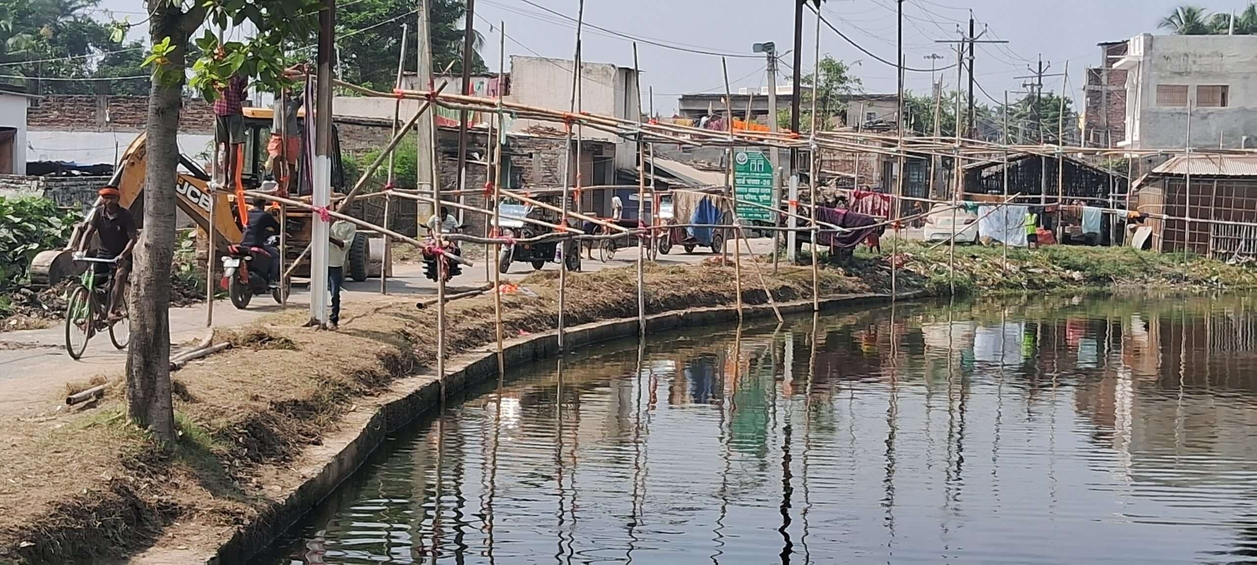 छठ महापर्व की तैयारी में जुटे लोग, पूजा सामान से सजा बाजार