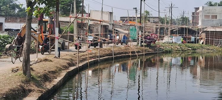 छठ महापर्व की तैयारी में जुटे लोग, पूजा सामान से सजा बाजार