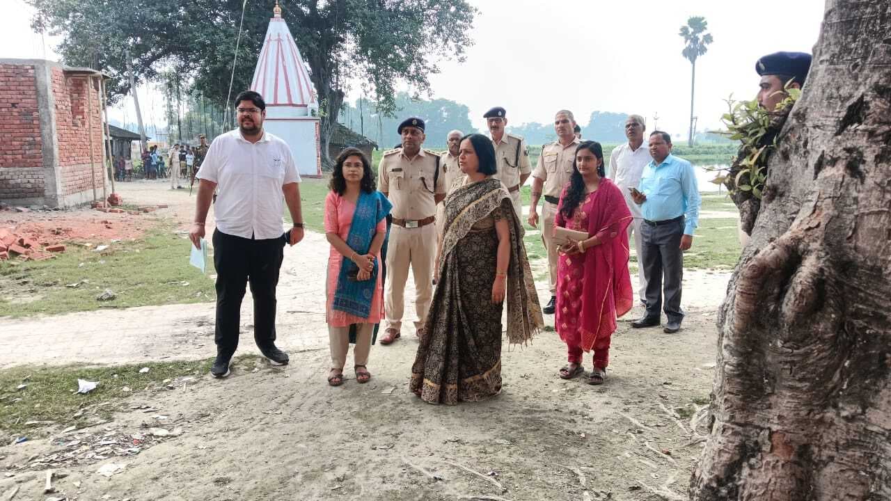 सहरसा विधानसभा के सामान्य प्रेक्षक ने मतदान केंद्रों का लिया जायजा