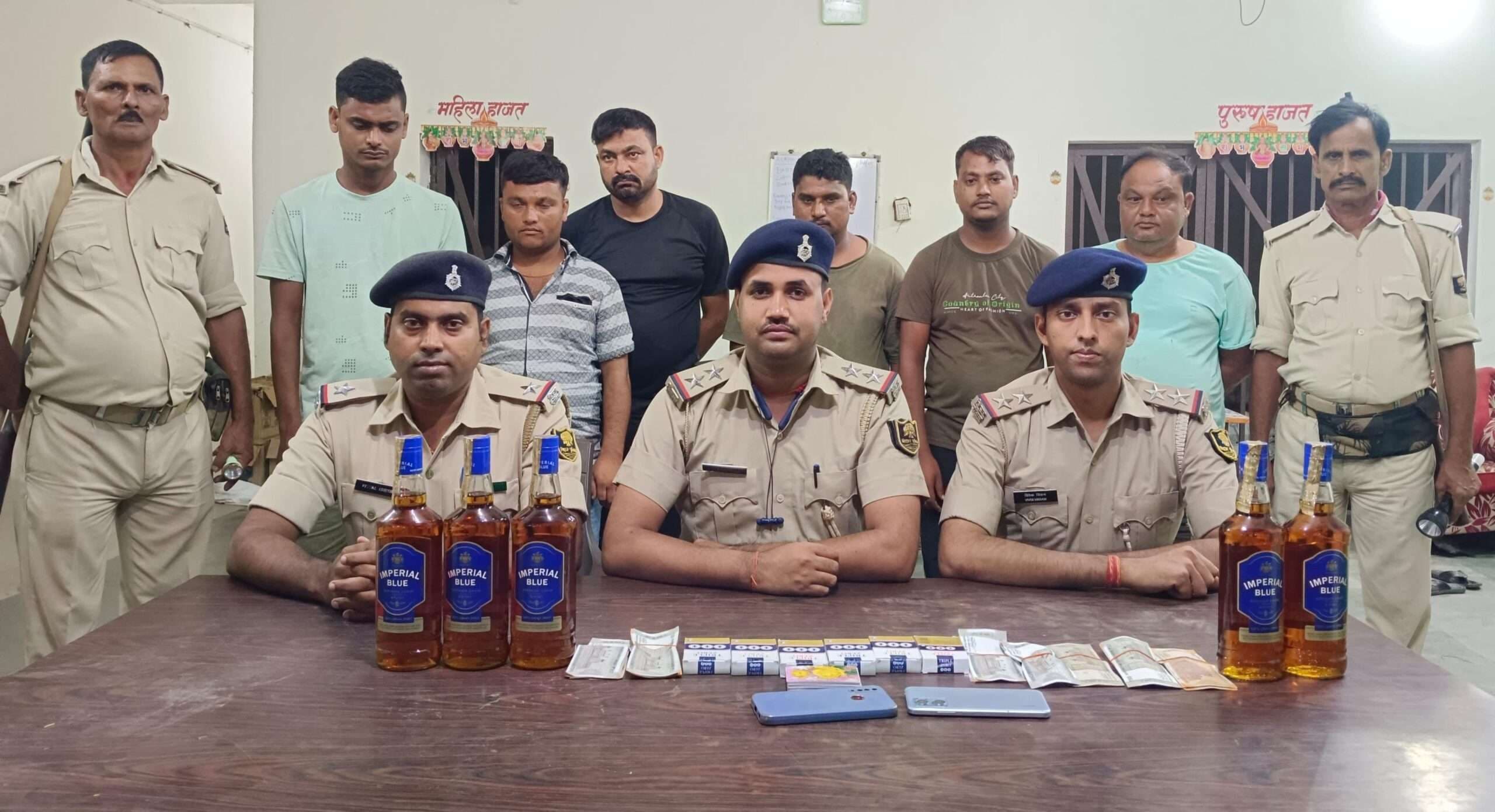 कोढ़ा पुलिस ने 15900 नगद व शराब के साथ छह जुआरियों को पकड़ा
