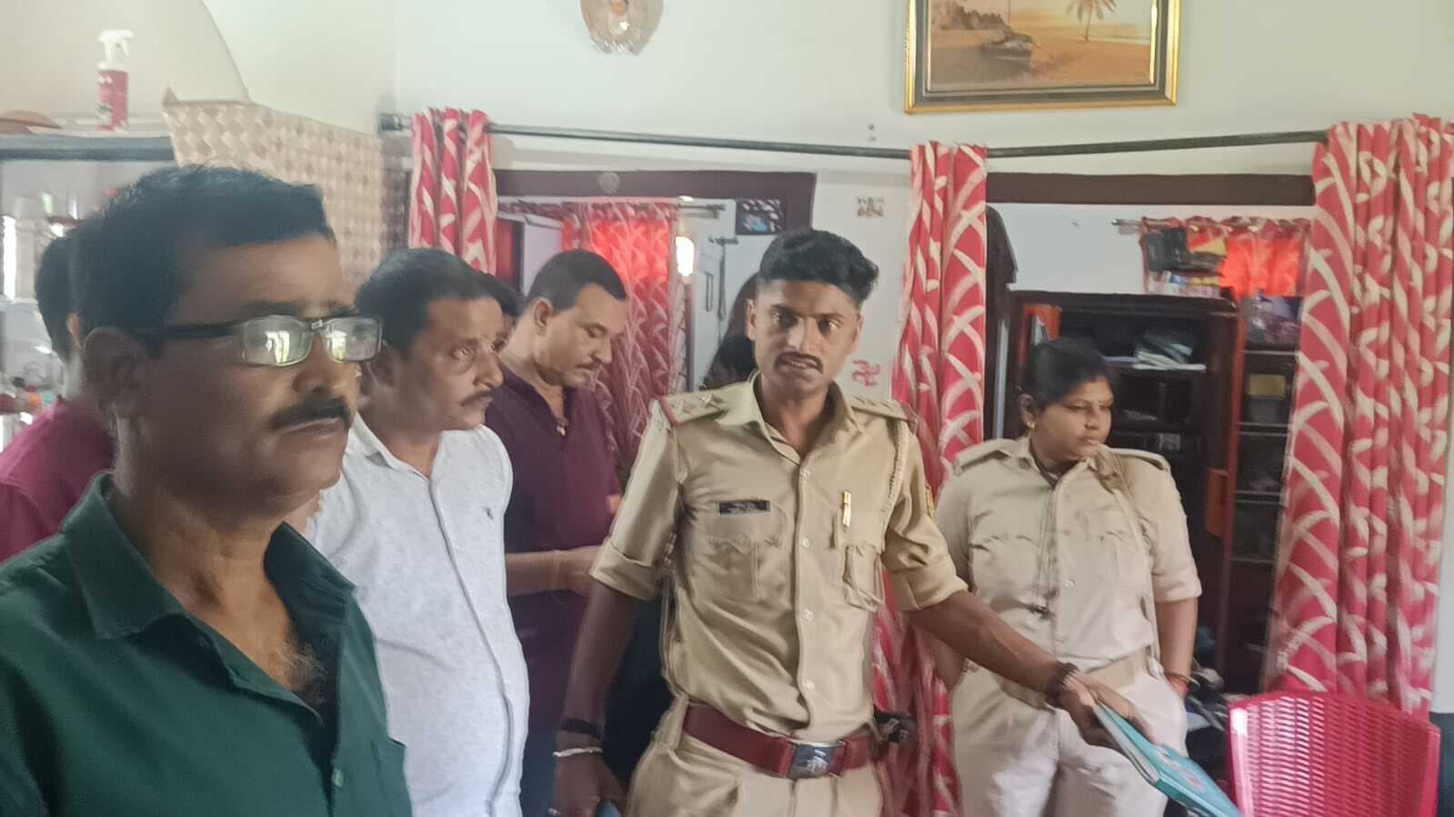 बंद पड़े घर में नकदी व सोने की चोरी