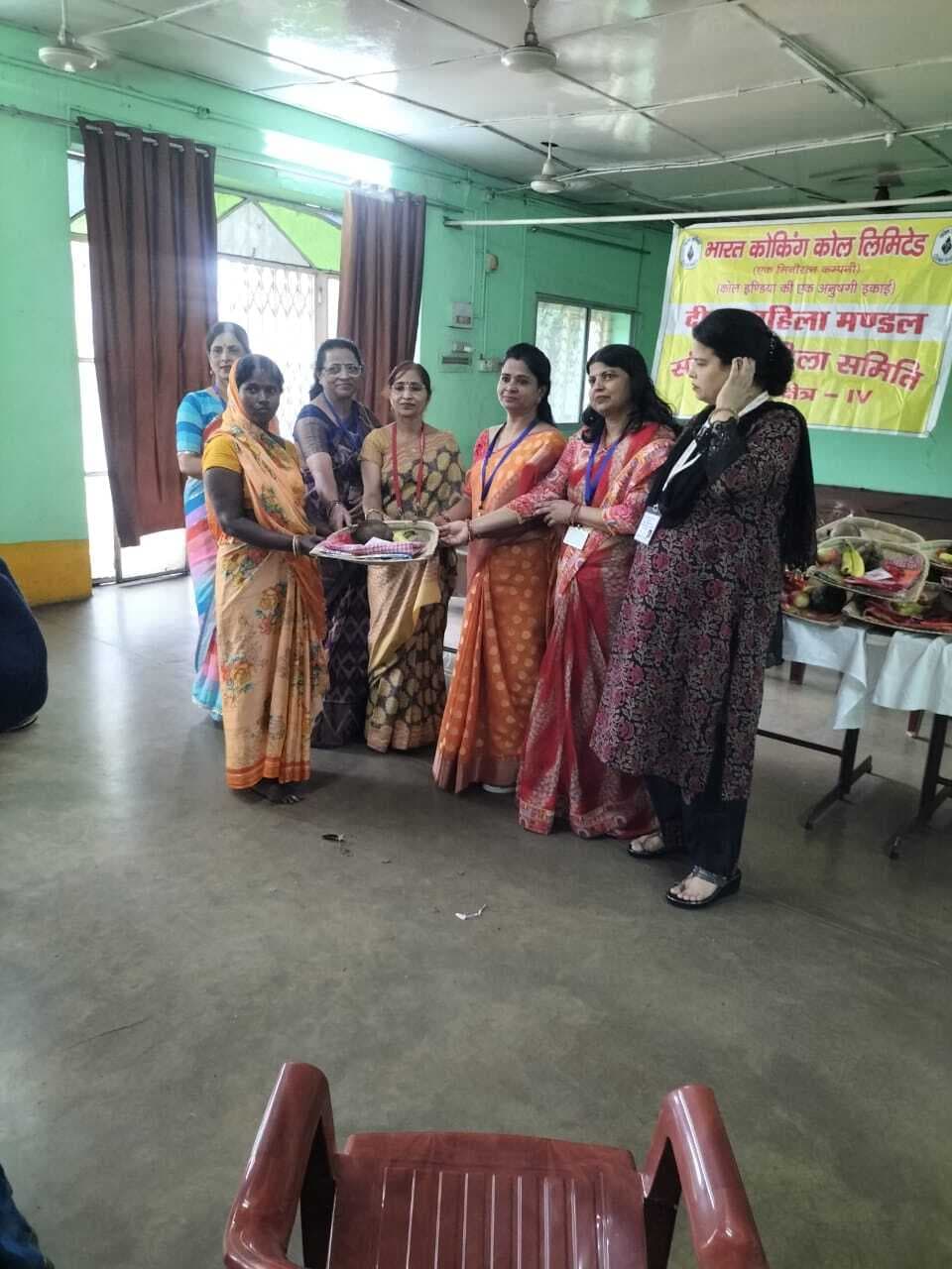 Dhanbad News : दीक्षा महिला मंडल ने छठव्रतियों के बीच किया सामग्री का वितरण