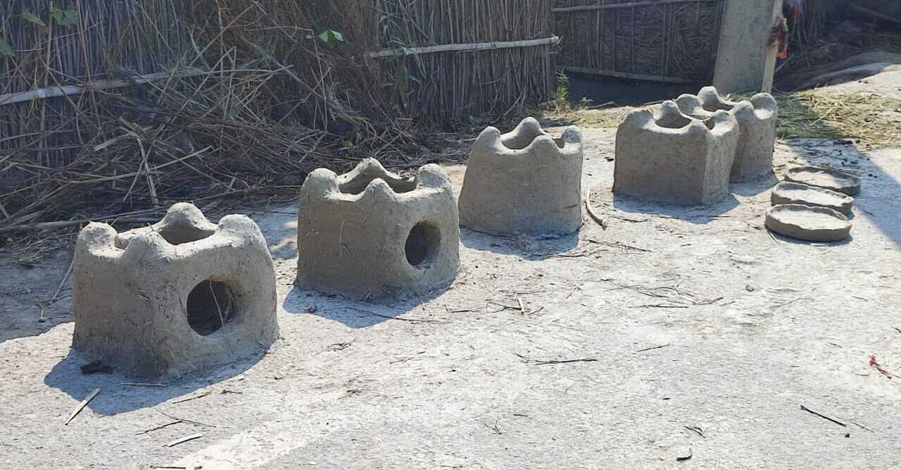 नदी से मिट्टी लाकर बनाया जा रहा चूल्हा