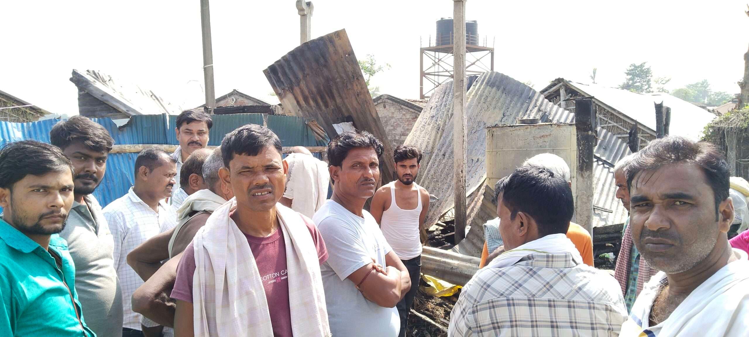 आग से दो घर में रखी नगदी समेत लाखों की संपत्ति राख