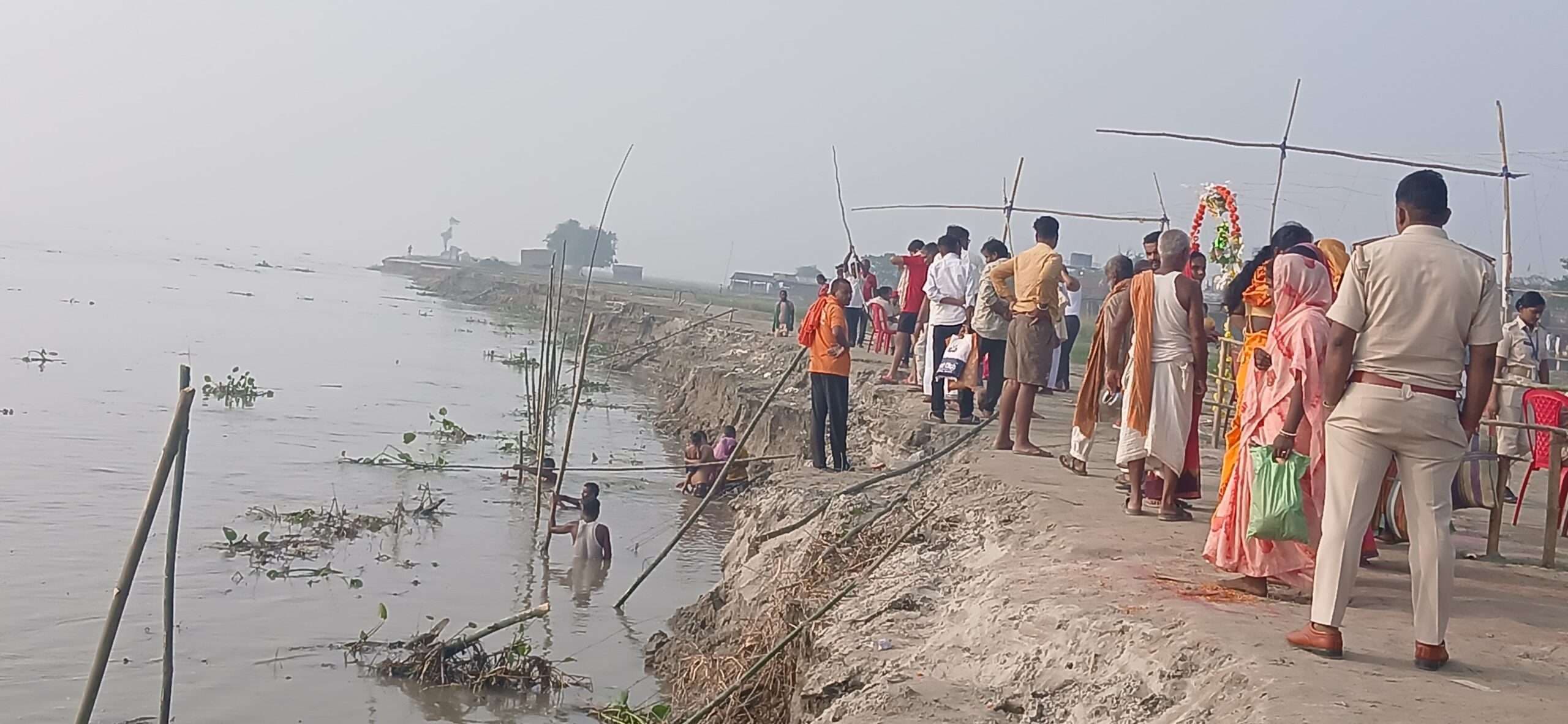 छठव्रतियों ने गंगा तटों पर आस्था लगायी डुबकी