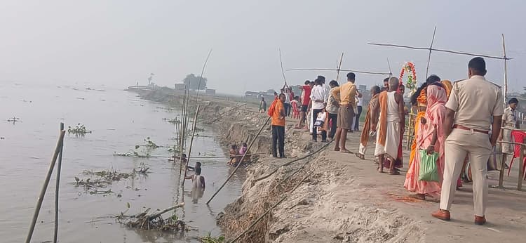 छठव्रतियों ने गंगा तटों पर आस्था लगायी डुबकी