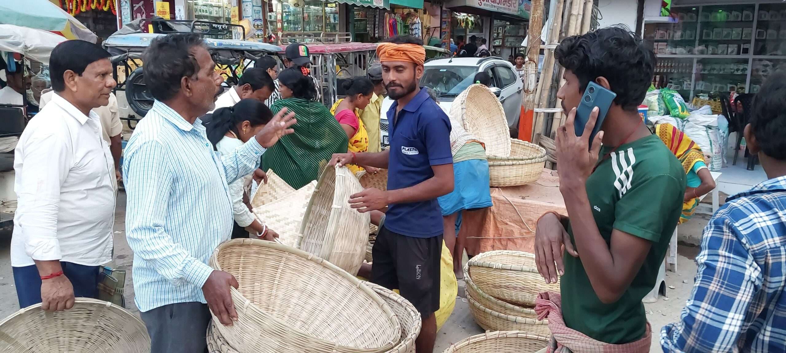 छठ को लेकर सजा बाजार, खरीदारी को लेकर उमड़ने लगी भीड़