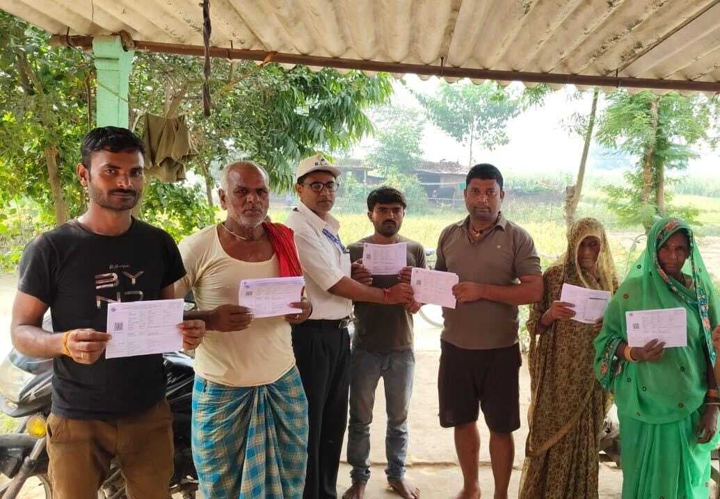Samastipur News:वोटरों के बीच पर्ची का किया गया वितरण