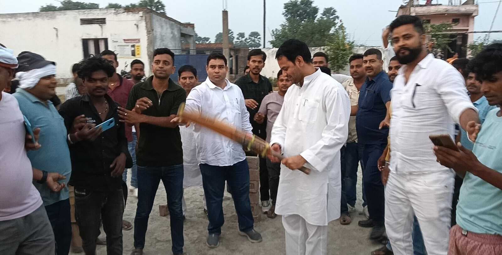 hajipur news. महुआ में जनसंपर्क के दौरान तेजप्रताप ने युवाओं के साथ खेला क्रिकेट