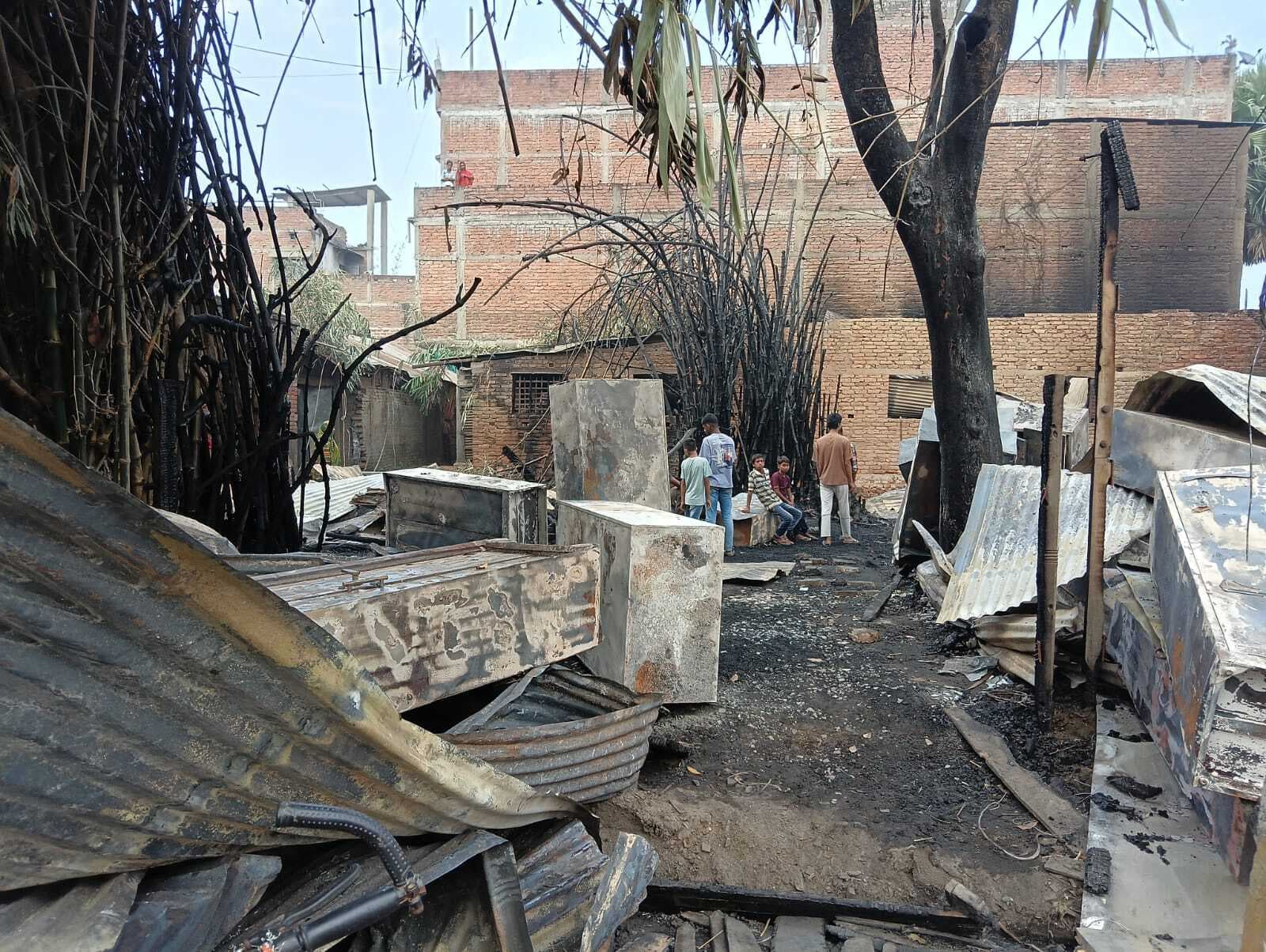 hajipur news. महनार बाजार में सात फर्नीचर दुकानें जलकर राख