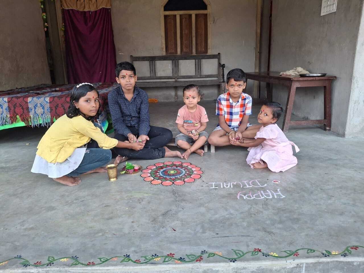 बहनों ने भाइयों को तिलक लगा की लंबी उम्र की कामना