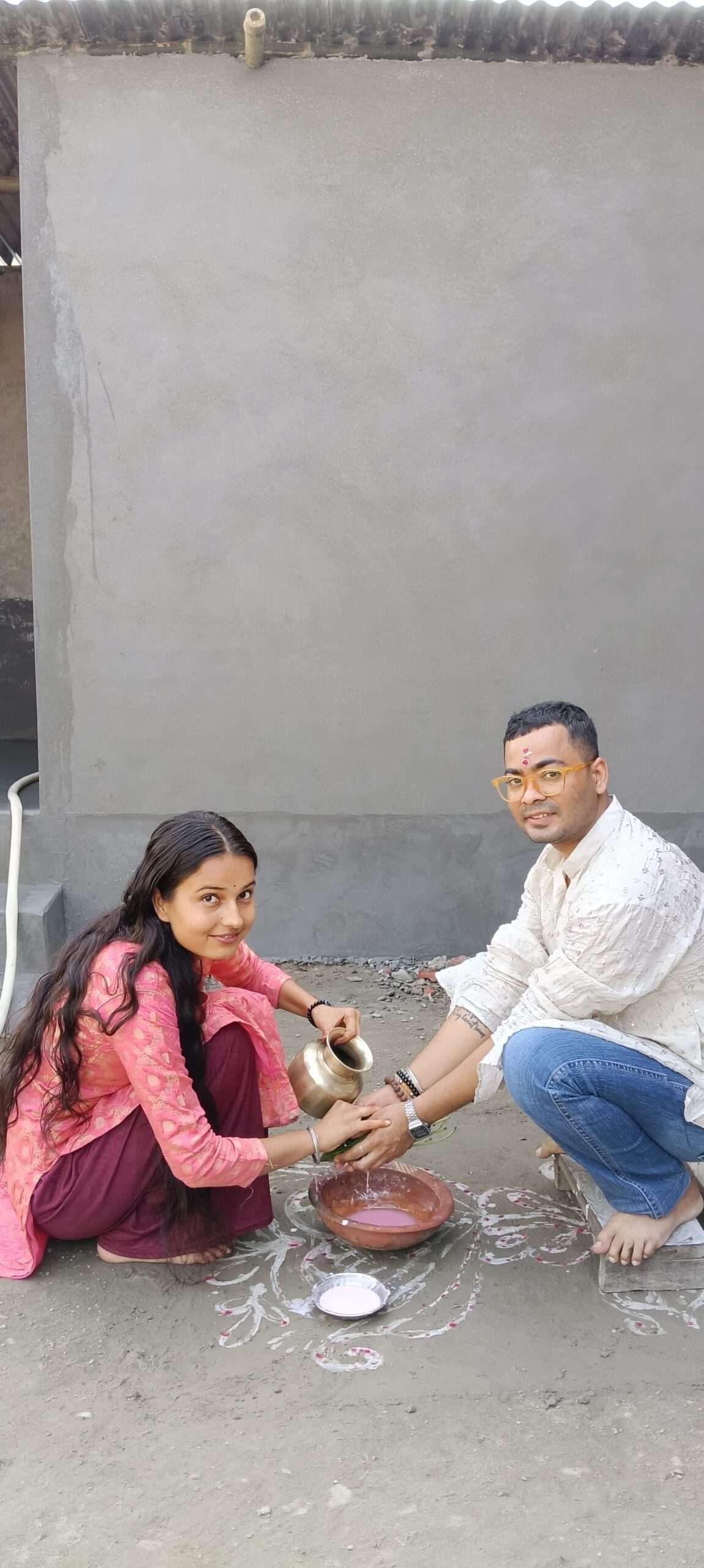 भाई-बहन एक दूसरे के पैर छूकर लिया आशीर्वाद