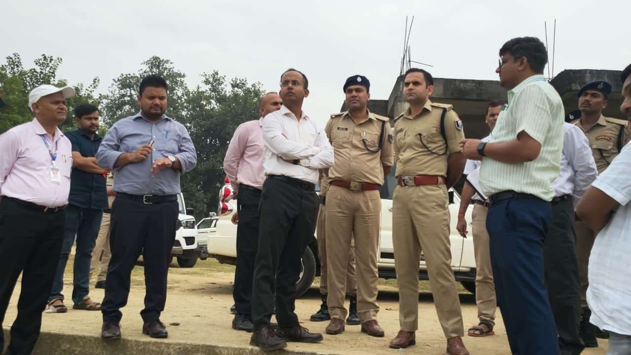 डीएम ने छठ पूजा की तैयारियों का लिया जायजा, तमसा घाट का किया निरीक्षण