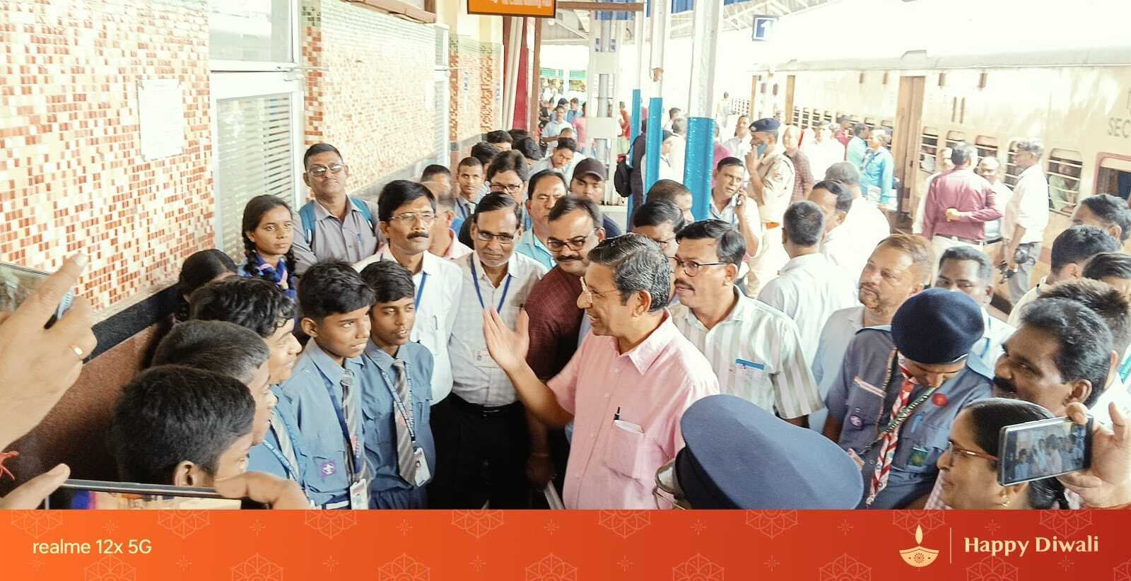 साहिबगंज-मालदा रूट पर अतिरिक्त ट्रेन चलाने व फुटओवर ब्रिज बनवाने की मांग की