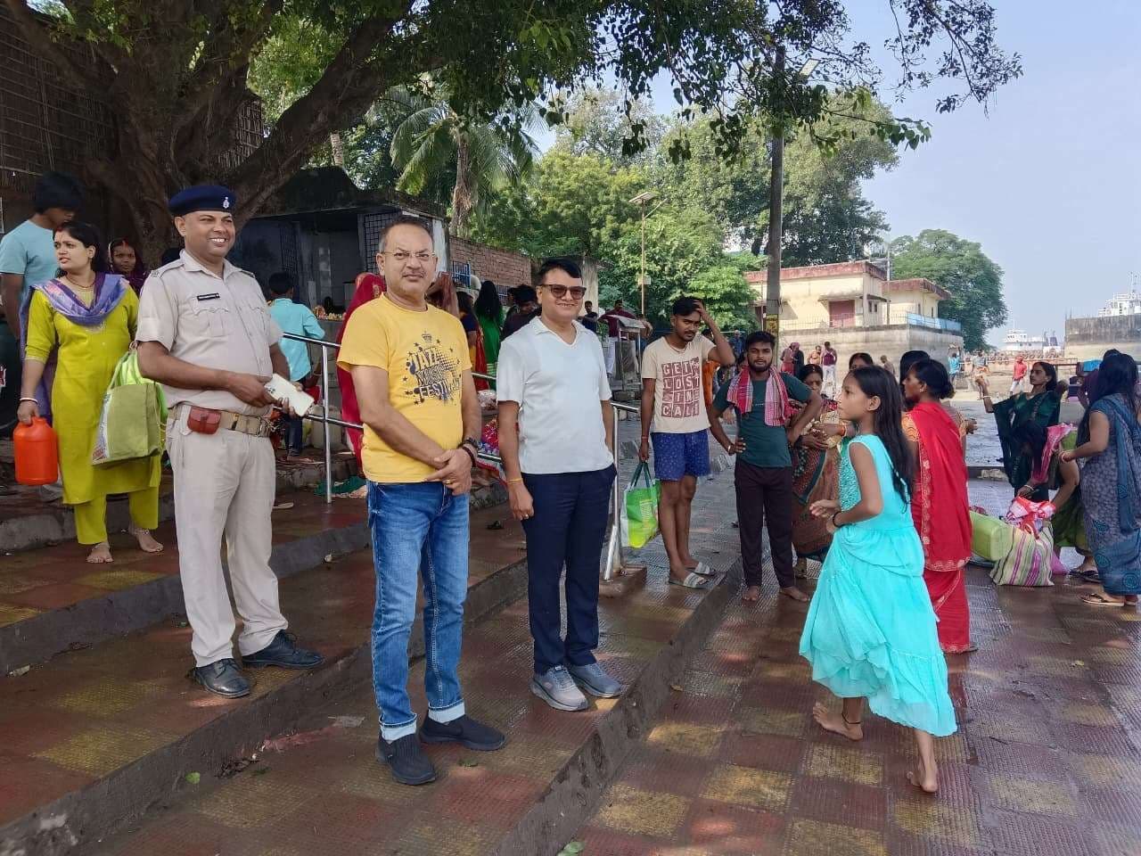 डीडीसी ने किया घाट का निरीक्षण, निकाले गये प्रतिमा के अवशेष