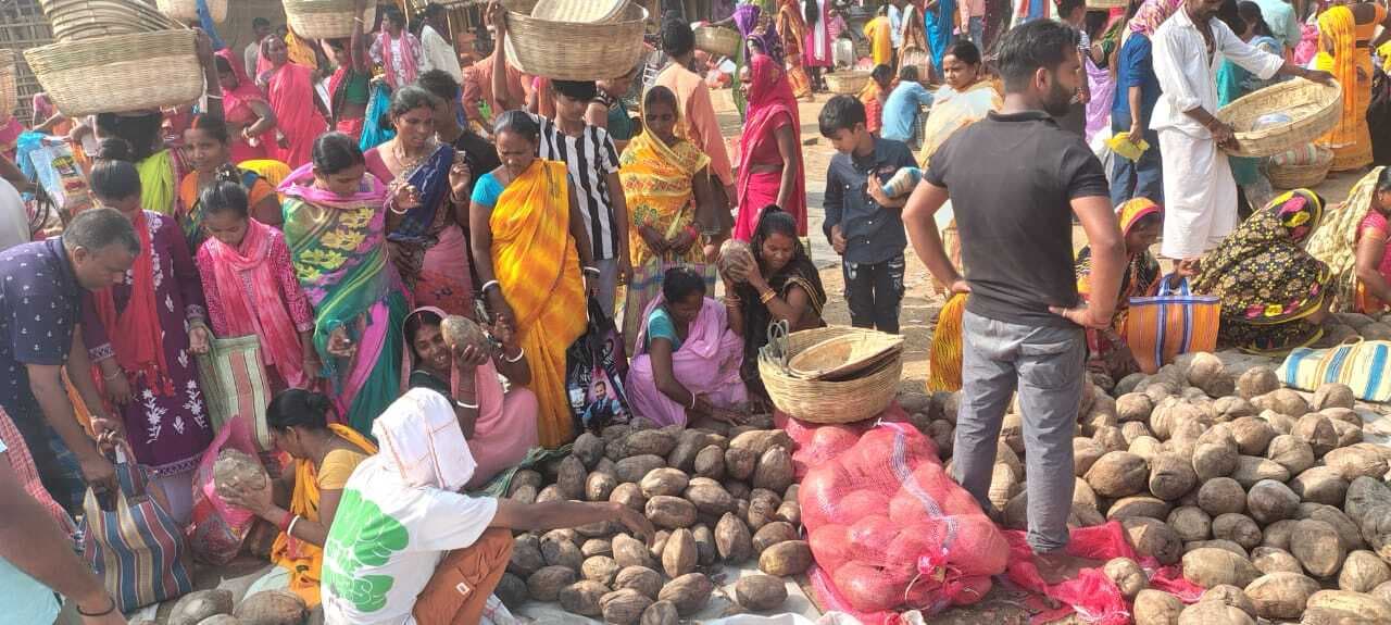 साप्ताहिक हाट में हुई 75 लाख के सूप-डाला की खरीदारी