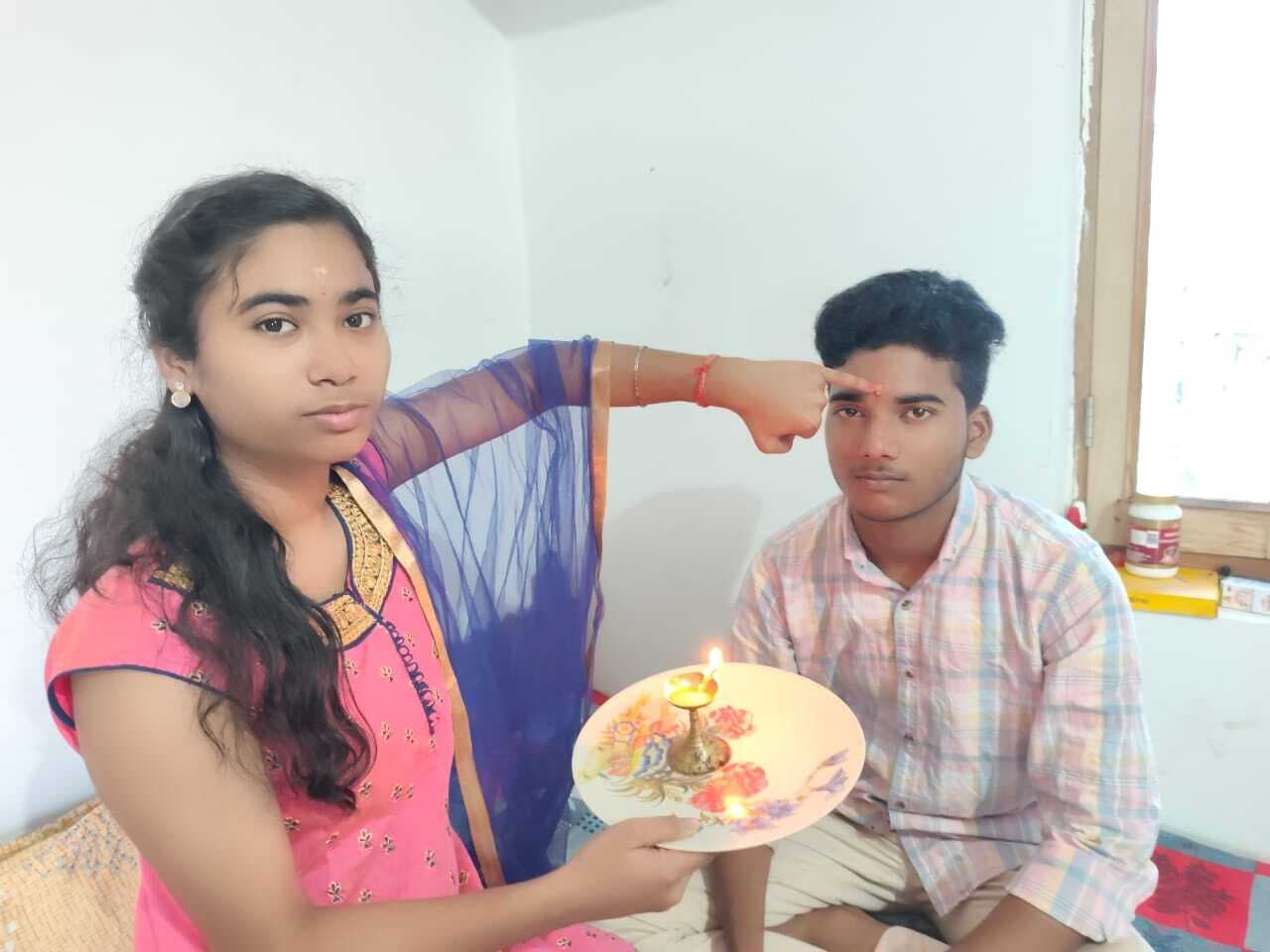 भाई दूज पर बहनों ने तिलक लगा कर भाइयों की लंबी उम्र की कामना