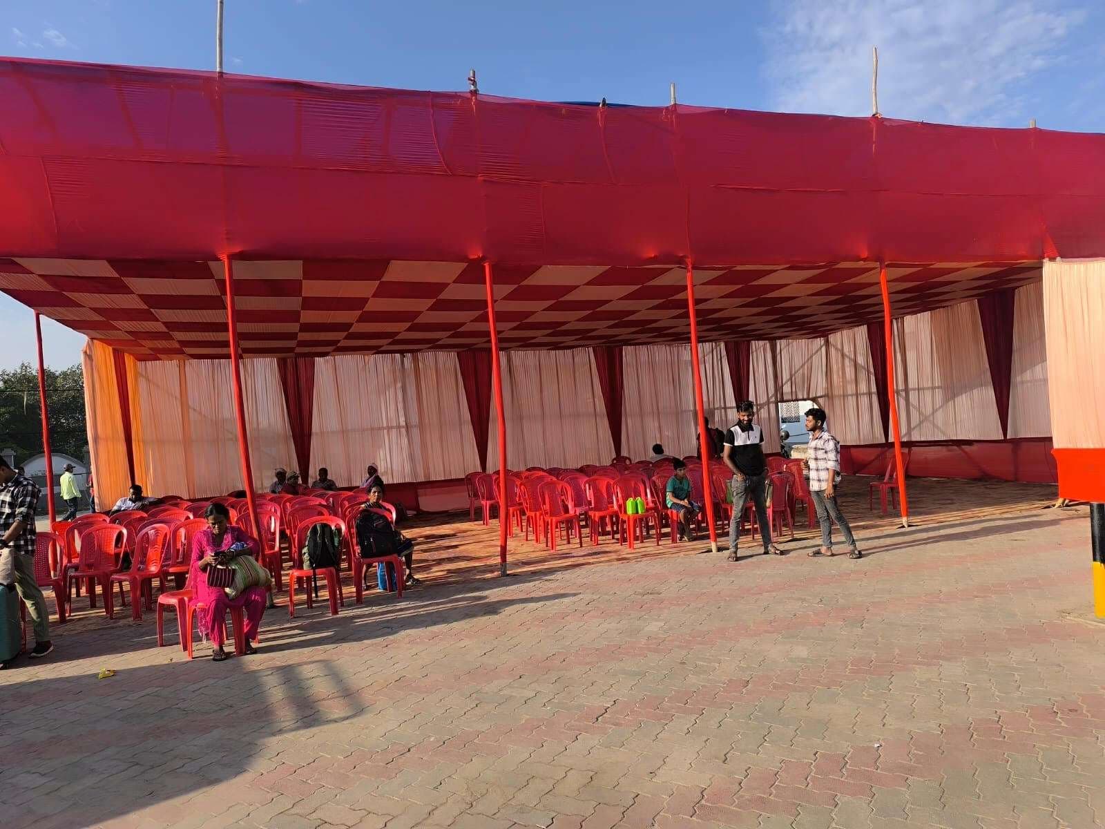 जोगबनी स्टेशन पर लगाया गया टेंट