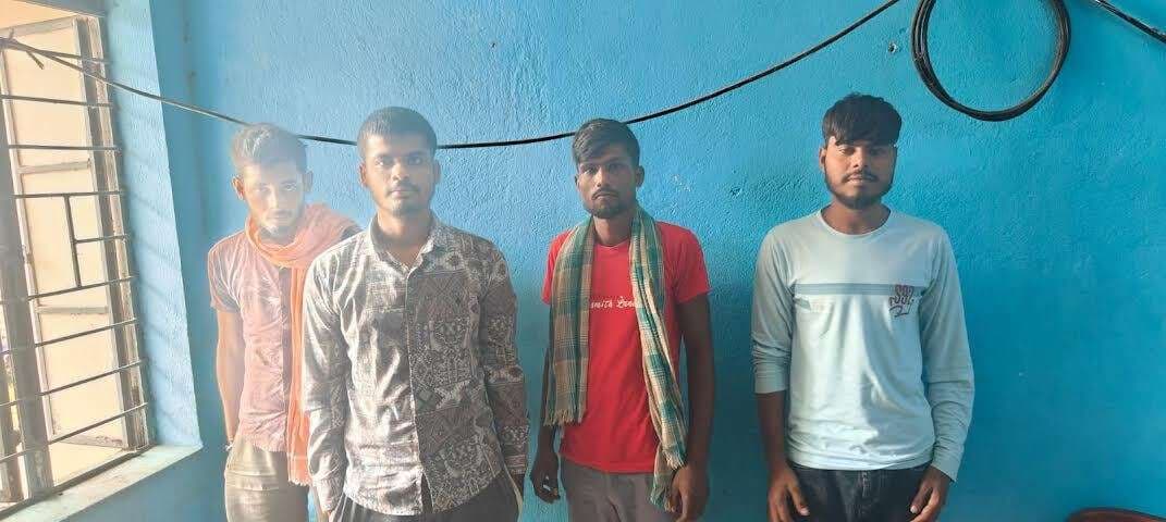 गांजा सेवन करते चार युवकों पर हुई कार्रवाई