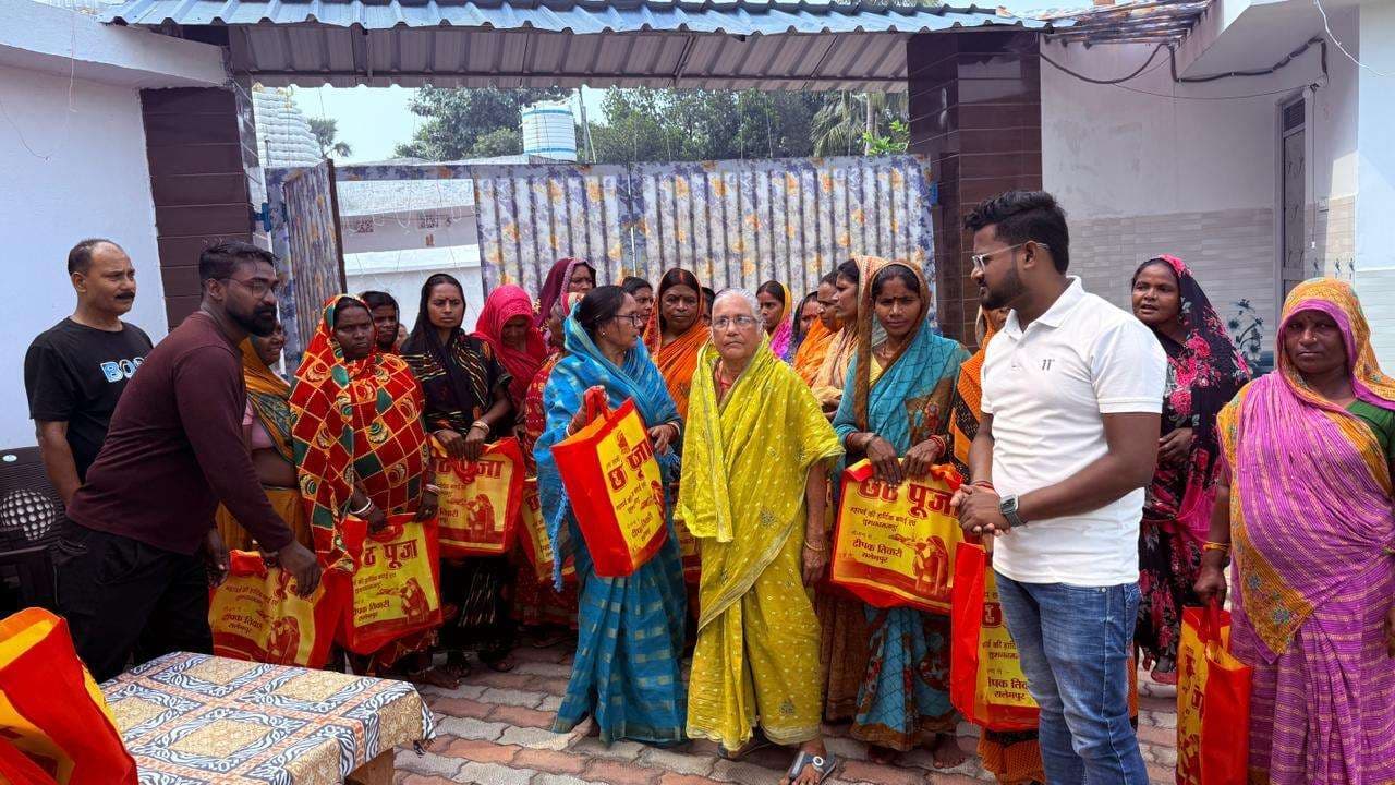 छठ व्रतियों के बीच पूजन सामग्री वितरित