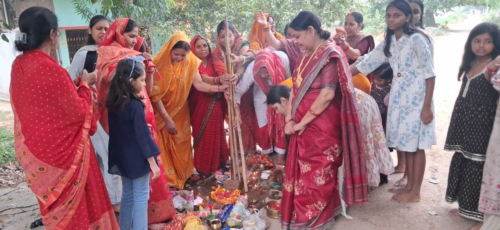 sasaram News : भाई के दीर्घायु के लिए बहनों ने की कामना