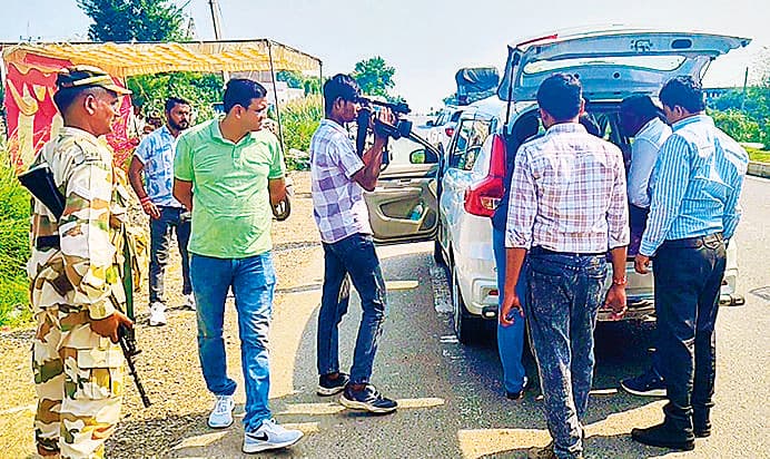 Gopalganj News : बथना चेकपोस्ट पर वाहन जांच में 1.45 लाख नेपाली रुपये बरामद