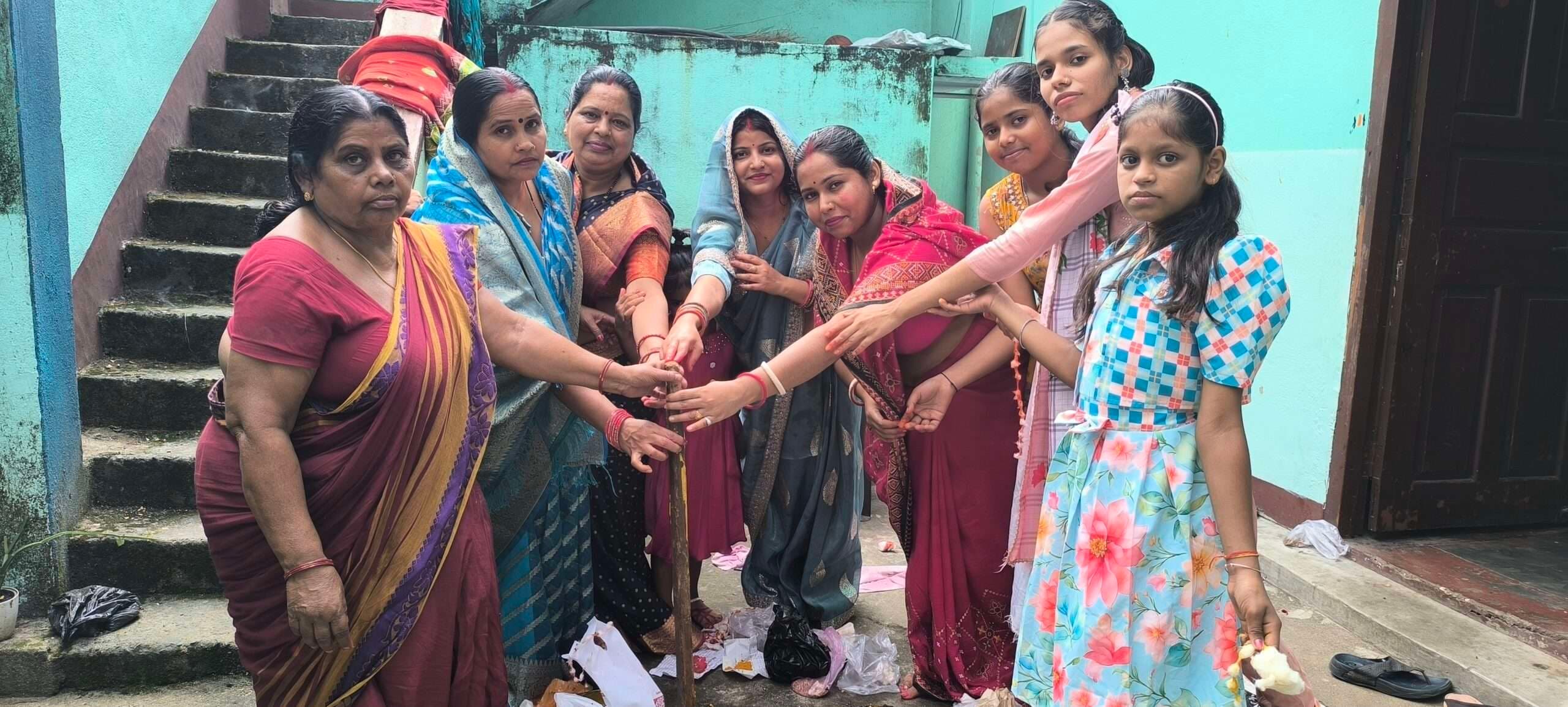 Giridih News :उत्साह के साथ महिलाओं ने गोधन पूजा में हिस्सा