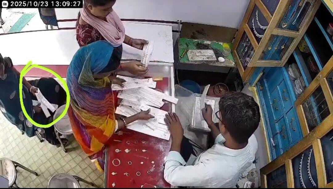 Giridih News: जूलरी शाॅप में चोरी कर महिलायें फरार