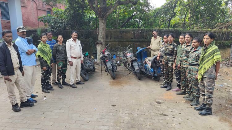 Giridih News: छापेमारी में कोयला लदी चार बाइक जब्त