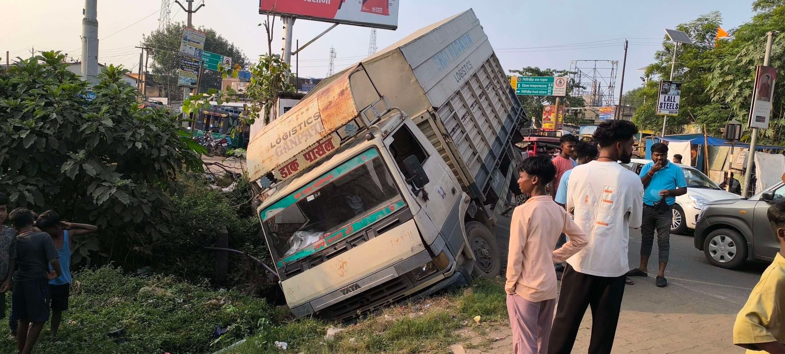 Giridih News: ब्रेक फेल होने से वाहन नाले में घुसा, चालक फरार